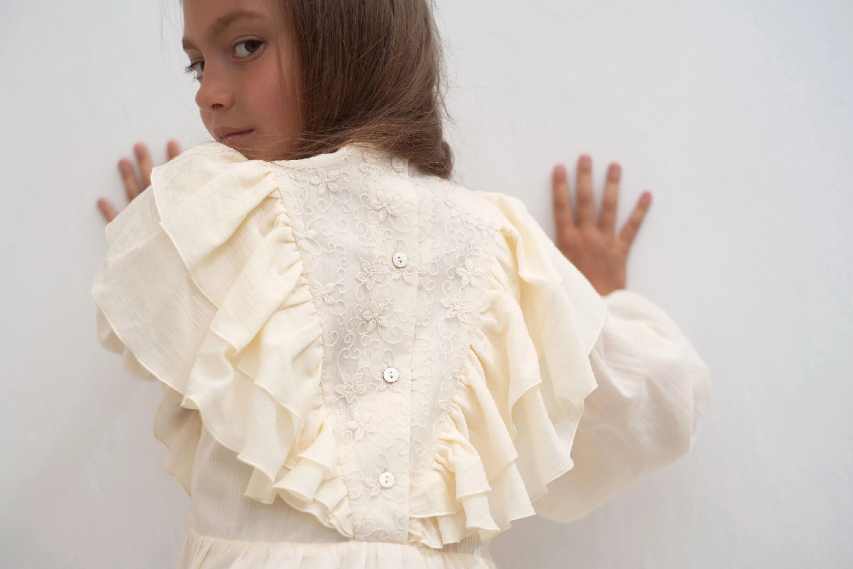 Popelin Mod 33.1 Off-white dress with triangular tulle yoke and frills - Image 3
