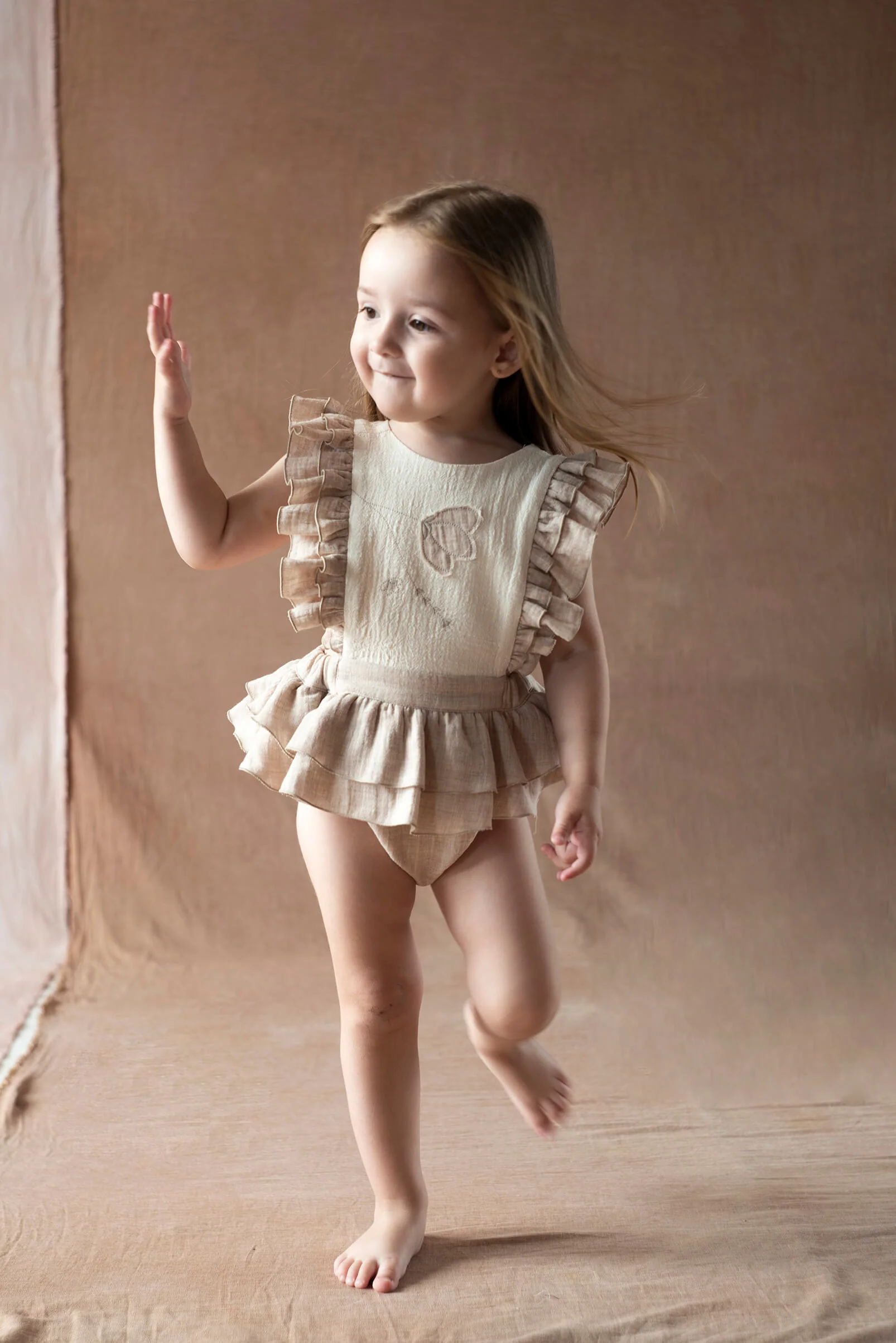 Popelin Sand romper suit with embroidered bib (Mod.3.3) - Image 3